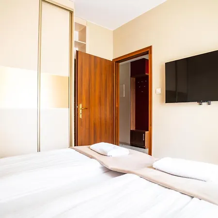 Przestrzenny Victus Z 2 Sypialniami Oraz Basenem By Renters *