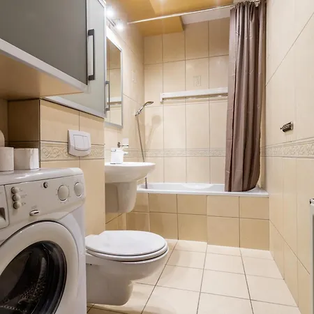 Przestrzenny Victus Z 2 Sypialniami Oraz Basenem By Renters Apartman