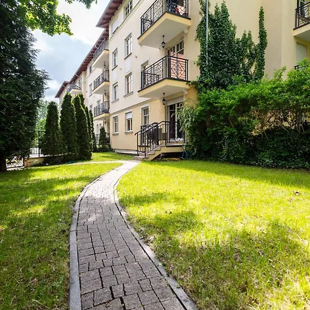 Przestrzenny Victus Z 2 Sypialniami Oraz Basenem By Renters Apartman