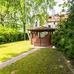 Przestrzenny Victus Z 2 Sypialniami Oraz Basenem By Renters Apartmán *